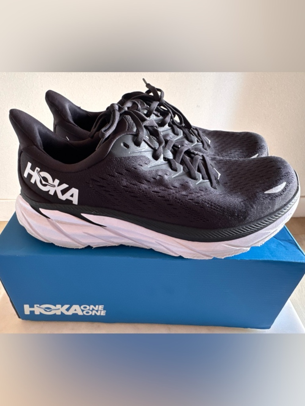 HOKA ONE ONE Clifton 8 Mens Sz: 11 in Black and White